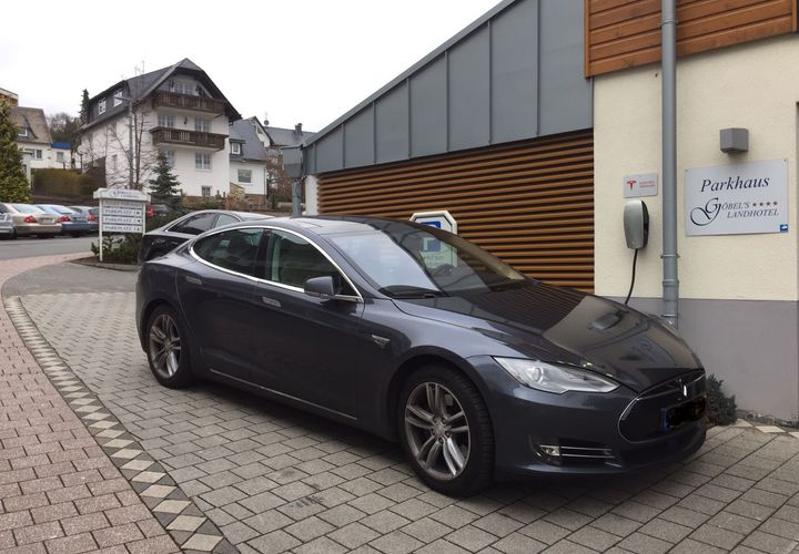 Auto lädt an Göbel's Tesla-Ladestation in der Tiefgarage.