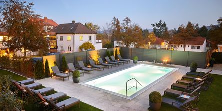 kleiner Außenpool mit Sonnenliegen im Hotel Quellenhof
