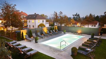 kleiner Außenpool mit Sonnenliegen im Hotel Quellenhof