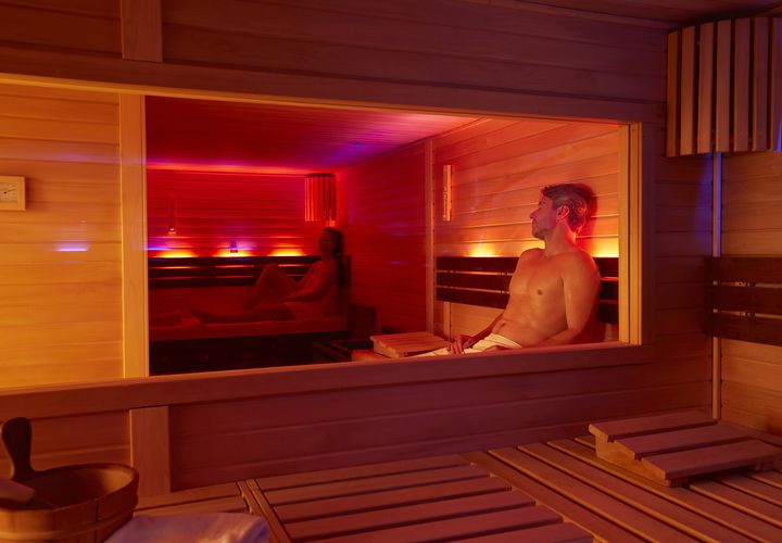 Pärchen in der Sauna des Wellnesshotel Bad Wildungen