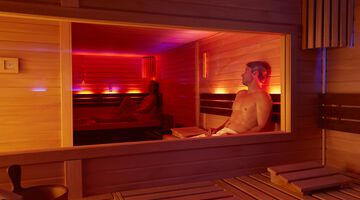Pärchen in der Sauna des Wellnesshotel Bad Wildungen