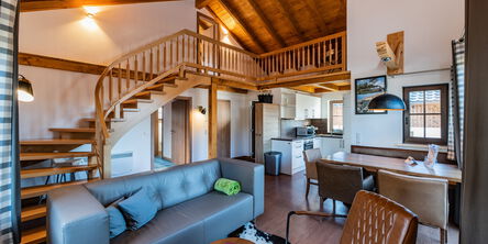 Innenraum mit Wohnzimmer und Küche vom Berg-Chalet im Chaletpark am Diemelsee