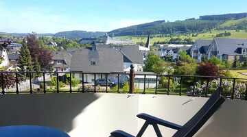 Blick vom Balkon über Ettelsberg bei Sonnenschein