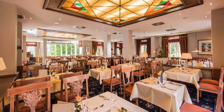 Der gemütliche Speisesaal im Park Restaurant in Göbel's Hotel Quellenhof