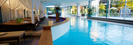 Schwimmbad im Hotel Quellenhof mit Ruheliegen