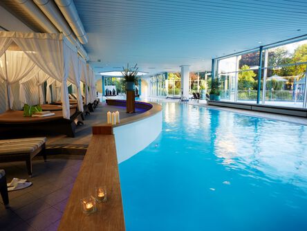 Schwimmbad im Hotel Quellenhof mit Ruheliegen