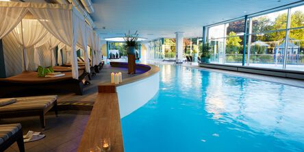 Schwimmbad im Hotel Quellenhof mit Ruheliegen