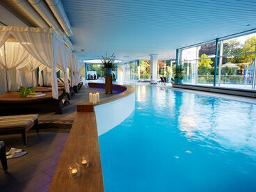 Schwimmbad im Hotel Quellenhof mit Ruheliegen