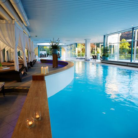 Schwimmbad im Hotel Quellenhof mit Ruheliegen