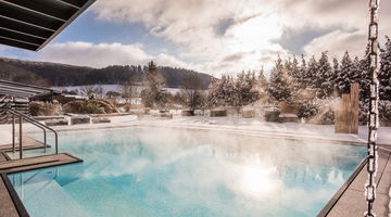 Außenpool des Schlosshotels Prinz von Hessen im Winter