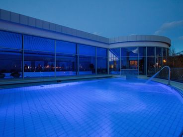 Außenpool mit Blick auf die QuellenTherme