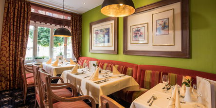 Gedeckte Tische und Sitzecke im Parkrestaurant
