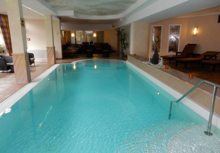 Schöner Innenpool im Hotel Quellenhof