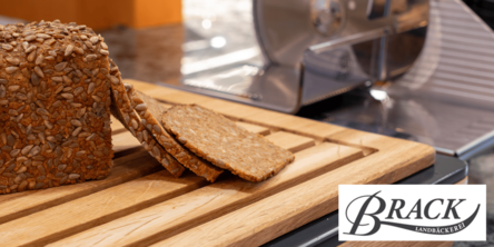Brotlaib mit zwei abgeschnittenen Scheiben und Logo der Landbäckerei Brack