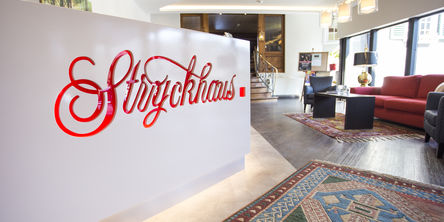 Rezeption mit dem roten Schriftzug Stryckhaus