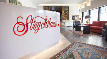 Rezeption mit dem roten Schriftzug Stryckhaus