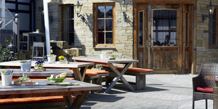 Die gemütliche Terrasse der Göbel's Dorf Alm 