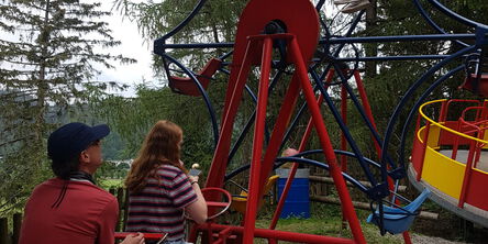 Waldspielplatz mit einem kleinen Riesenrad