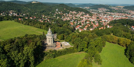 Aufnahme auf das Burschenschaftdenkmal, das darumliegende Dorf und den Wald von oben