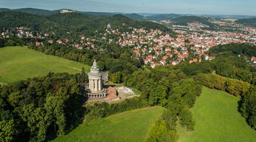 Aufnahme auf das Burschenschaftdenkmal, das darumliegende Dorf und den Wald von oben