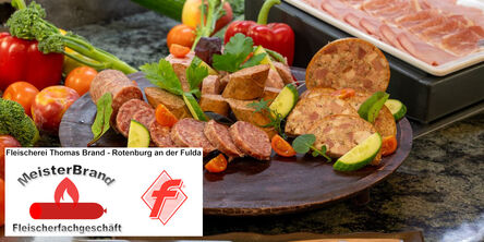 Wurstplatte mit verschiedenen Sorten + Logo des Fleischermeisters Brand aus Rotenburg