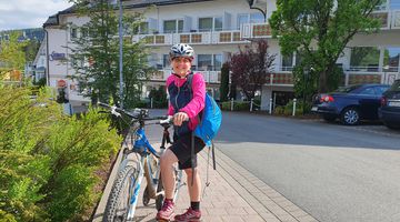 Frau posiert mit ihrem Fahrrad