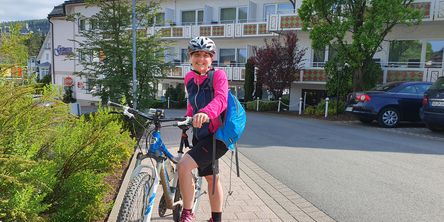 Frau posiert mit ihrem Fahrrad