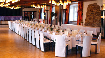 festlich gedeckte Tafel in Göbel's Schlosshotel Prinz von Hessen