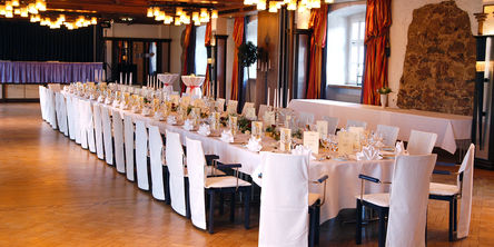 festlich gedeckte Tafel in Göbel's Schlosshotel Prinz von Hessen