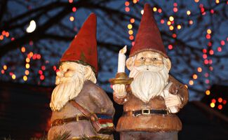 Zwei Gartenzwerge auf dem Weihnachtsmarkt