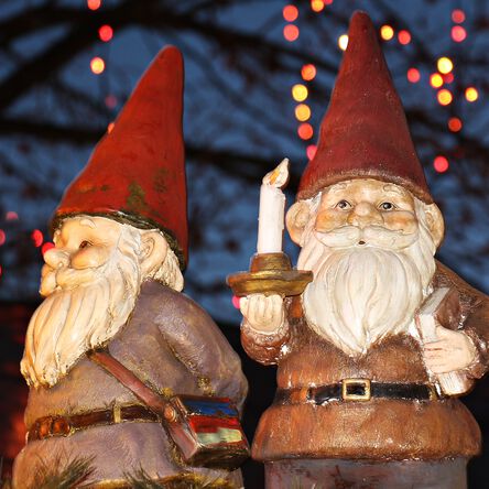Zwei Gartenzwerge auf dem Weihnachtsmarkt