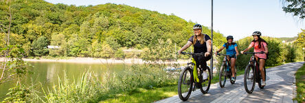 Drei Frauen bei einer Radtour entlang des Diemelsees