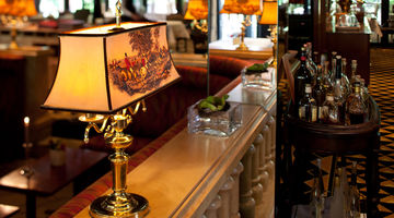 Filigran verzierte Jagdleuchte in der Bar 