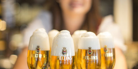 Ein Tablett voller Bier im Hotel Quellenhof