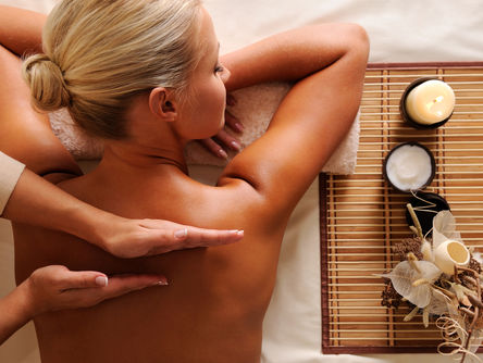 Blonde Frau bekommt eine Rückenmassage