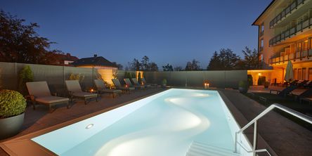Nähere Aufnahme vom Außenpool des Göbel's Quellenhof