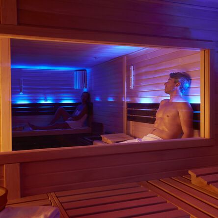 Pärchen in der Sauna im Hotel Quellenhof