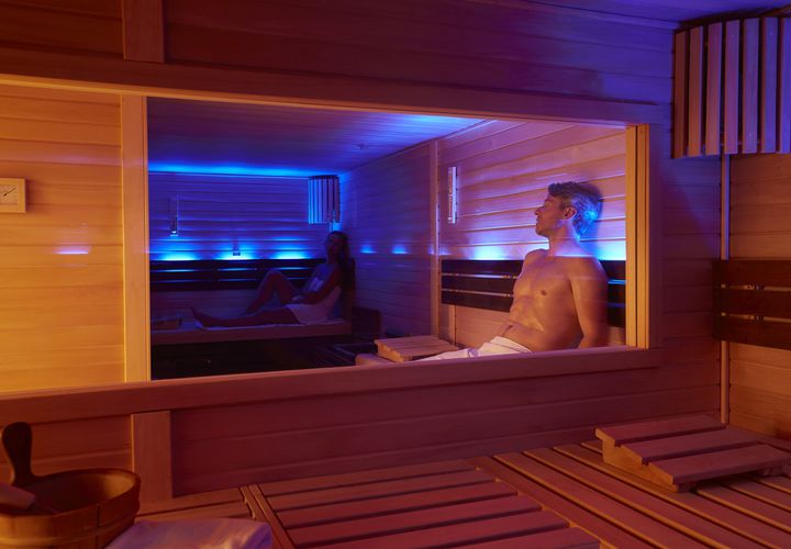 Pärchen in der Sauna im Hotel Quellenhof