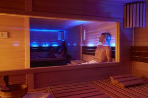 Pärchen in der Sauna im Hotel Quellenhof