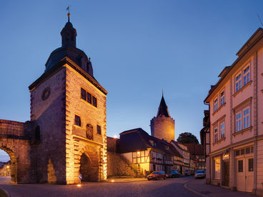 Blick auf die beleuchtete Stadtmauer von Mühlhausen