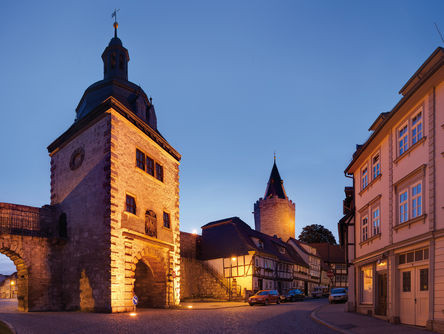 Blick auf die beleuchtete Stadtmauer von Mühlhausen