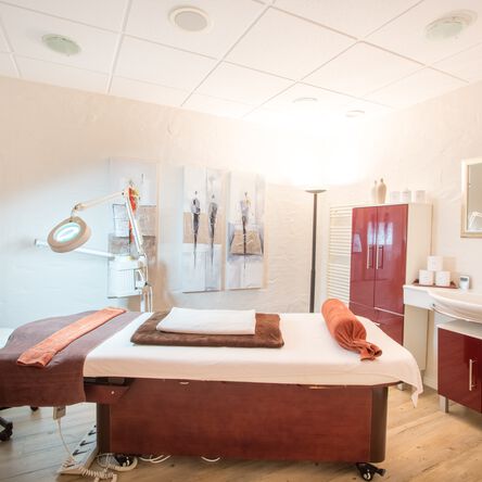 Behandlungsliege im Wellnessbereich 