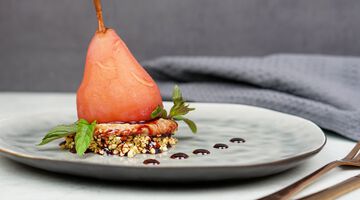 Pochierte Birne auf gekeimtem Buchweizen im hotel Quellenhof