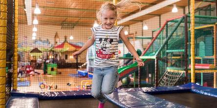 Kind springt auf einem Trampolin in der Koala Kids World im Göbel's Hotel Rodenberg