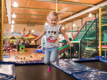 Kind springt auf einem Trampolin in der Koala Kids World im Göbel's Hotel Rodenberg