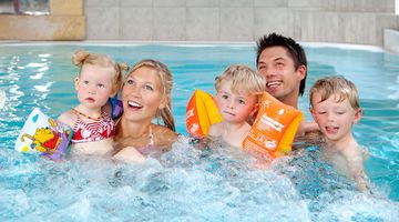 Eltern mit ihren Kindern im Pool 