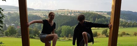 Zwei Personen klettern an einer Aussichtsplattform