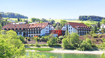 Außenansicht des Göbel's Seehotel Diemelsee