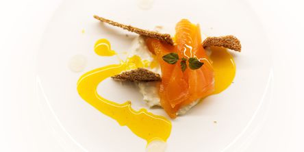 Ansprechend angerichtetes Dessert mit gelber Sauce