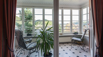 Balkon mit zwei Stühlen und einem Blick über die Landschaft 